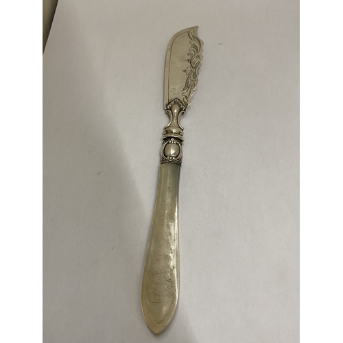 41 - A VICTORIAN HALLMARKED SHEFFIELD SILVER BUTTER KNIFE