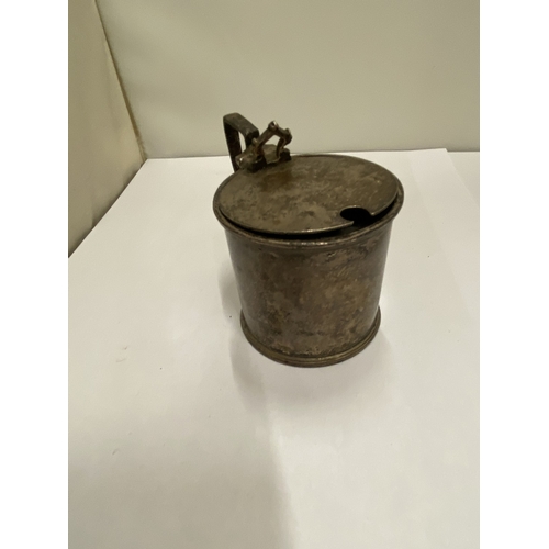44 - A HALLMARKED LONDON SILVER MUSTARD POT WITH BLUE GLASS LINER, WEIGHT OF SILVER 116g