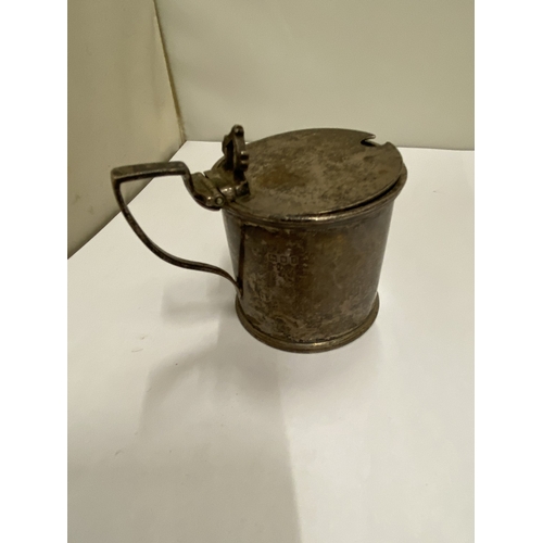 44 - A HALLMARKED LONDON SILVER MUSTARD POT WITH BLUE GLASS LINER, WEIGHT OF SILVER 116g