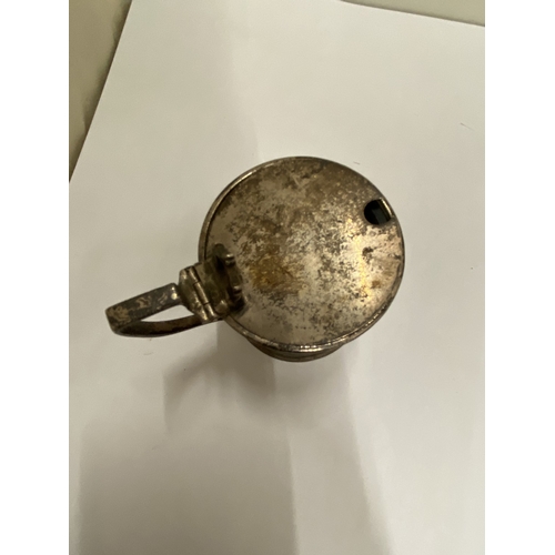 44 - A HALLMARKED LONDON SILVER MUSTARD POT WITH BLUE GLASS LINER, WEIGHT OF SILVER 116g