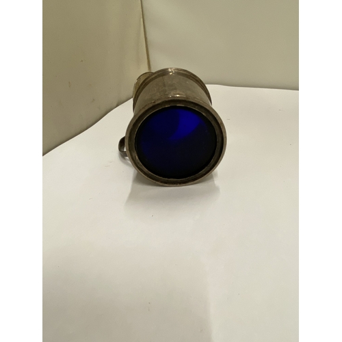 44 - A HALLMARKED LONDON SILVER MUSTARD POT WITH BLUE GLASS LINER, WEIGHT OF SILVER 116g