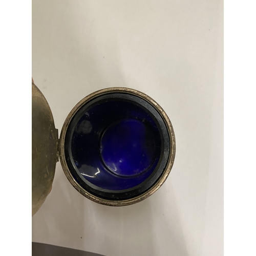 44 - A HALLMARKED LONDON SILVER MUSTARD POT WITH BLUE GLASS LINER, WEIGHT OF SILVER 116g