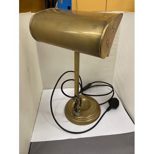 52 - A HEAVY 19TH CENTURY BRASS BANKERS LAMP, HEIGHT 41CM