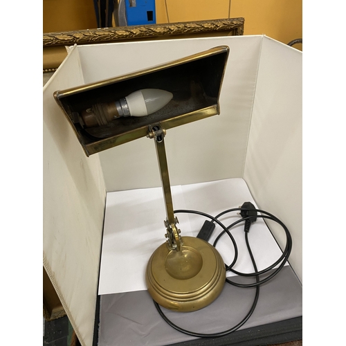 52 - A HEAVY 19TH CENTURY BRASS BANKERS LAMP, HEIGHT 41CM