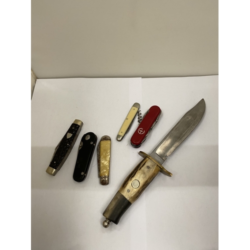 55 - SIX VINTAGE KNIVES TO INCLUDE A HORN HANDLED HUNTING KNIFE, PLUS FIVE PEN KNIVES, ONE BEING A SWISS ... 