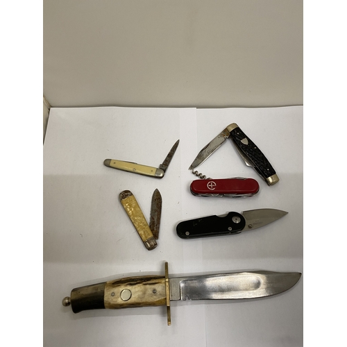 55 - SIX VINTAGE KNIVES TO INCLUDE A HORN HANDLED HUNTING KNIFE, PLUS FIVE PEN KNIVES, ONE BEING A SWISS ... 