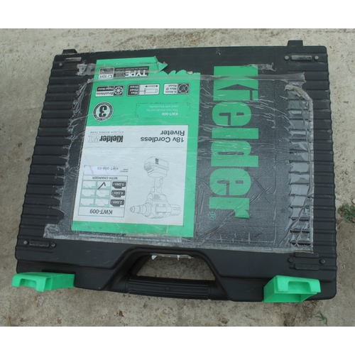 72 - A KIELDER CORDLESS IMPACT GUN WITH BATTERY, CHARGER AND CARRY CASE  NO VAT