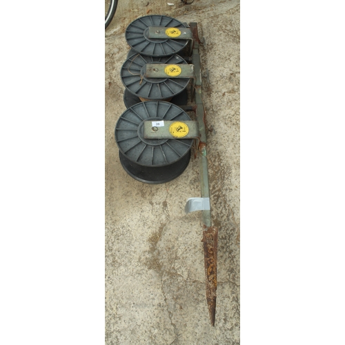 39 - A RUTLAND TRIPLE REEL SHEEP POST ELECTRIC WIRE HOLDER  NO  VAT