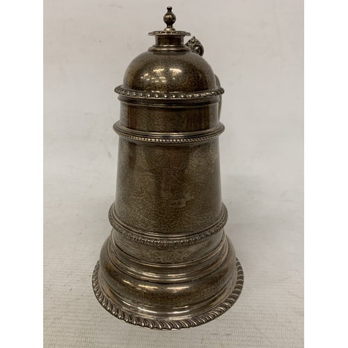 1 - A MAPPIN AND WEBB HALLMARKED LONDON SILVER LIDDED TANKARD, WEIGHT 689g