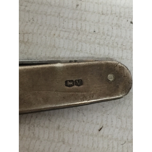 22 - A HALLMARKED SHEFFIELD SILVER AND MOTHER OF PEARL FRUIT KNIFE