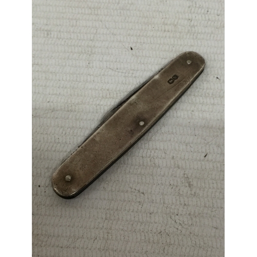 22 - A HALLMARKED SHEFFIELD SILVER AND MOTHER OF PEARL FRUIT KNIFE