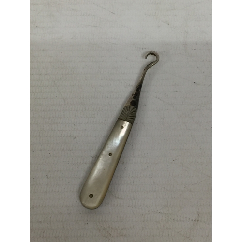 26 - A HALLMARKED SILVER AND MOTHER OF PEARL HANDLED BUTTON HOOK