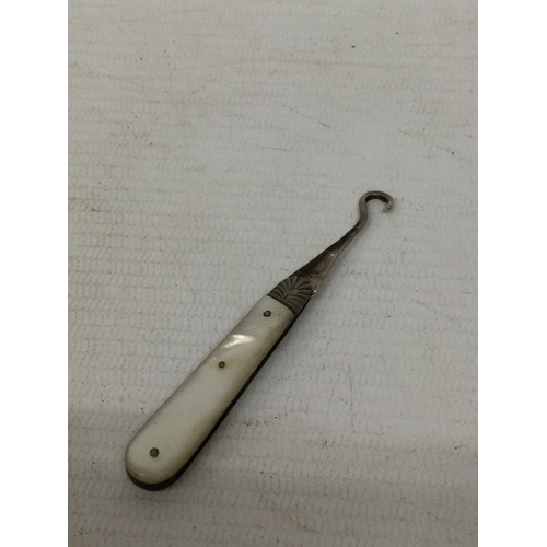 26 - A HALLMARKED SILVER AND MOTHER OF PEARL HANDLED BUTTON HOOK