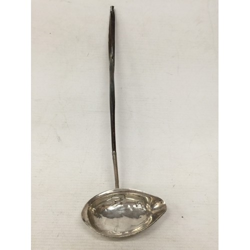 28 - A LATE 18TH/EARLY 19TH CENTURY WHITE METAL (POSSIBLY SILVER) TODDY LADEL
