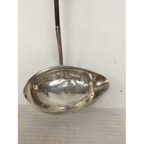 28 - A LATE 18TH/EARLY 19TH CENTURY WHITE METAL (POSSIBLY SILVER) TODDY LADEL