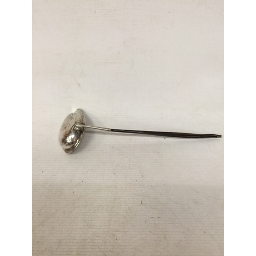 28 - A LATE 18TH/EARLY 19TH CENTURY WHITE METAL (POSSIBLY SILVER) TODDY LADEL