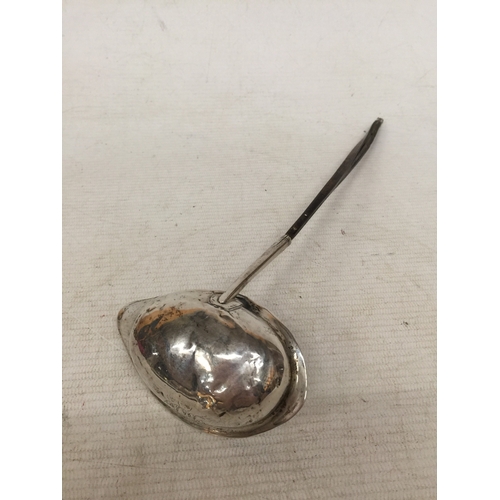28 - A LATE 18TH/EARLY 19TH CENTURY WHITE METAL (POSSIBLY SILVER) TODDY LADEL