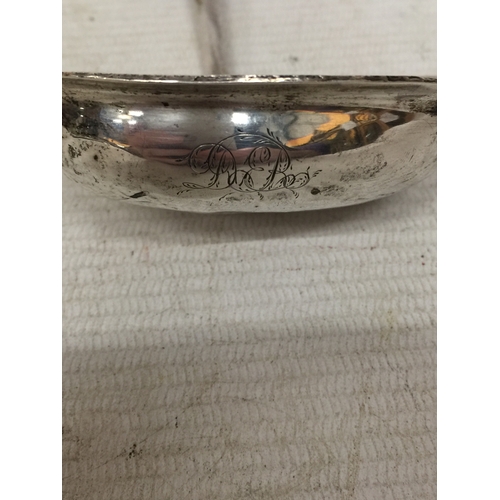 28 - A LATE 18TH/EARLY 19TH CENTURY WHITE METAL (POSSIBLY SILVER) TODDY LADEL