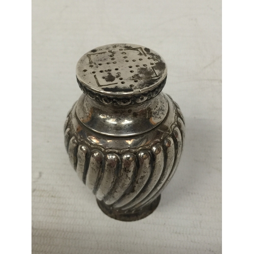 35 - A HALLMARKED LONDON SILVER PEPPERETTE
