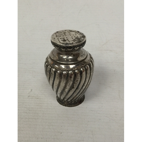 35 - A HALLMARKED LONDON SILVER PEPPERETTE