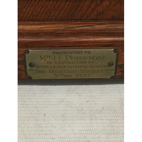9 - A VINTAGE OAK, GOTHIC STYLE CHIMING MANTLE CLOCK, WITH A PRESENTATION PLAQUE TO THE FRONT FOR 1920