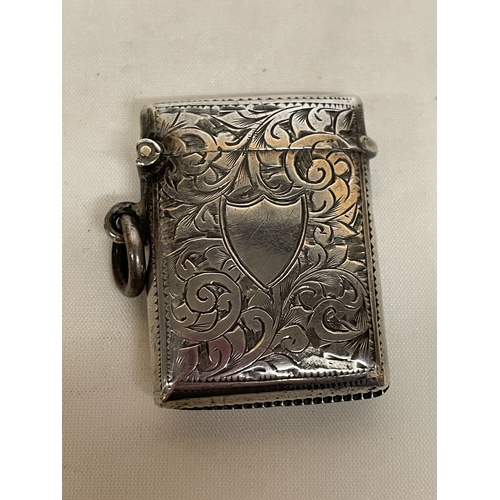 18 - A HALLMARKED BIRMINGHAM SILVER VESTA CASE, WEIGHT 18g
