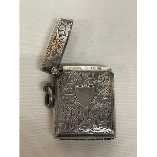 18 - A HALLMARKED BIRMINGHAM SILVER VESTA CASE, WEIGHT 18g