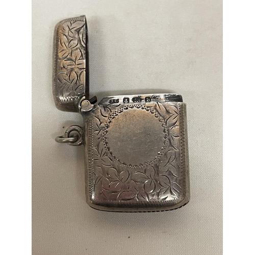19 - A HALLMARKED BIRMINGHAM SILVER VESTA CASE, WEIGHT 15g