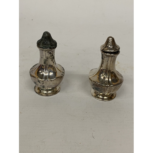 30A - A HALLMARKED BIRMINGHAM SILVER SALT AND PEPPER SET, TOTAL WEIGHT 88g