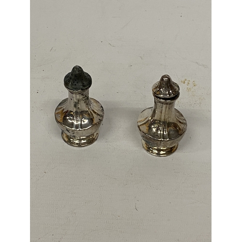 30A - A HALLMARKED BIRMINGHAM SILVER SALT AND PEPPER SET, TOTAL WEIGHT 88g