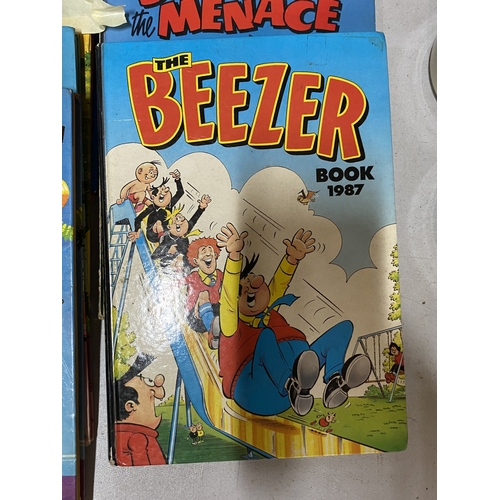 A COLLECTION OF ANNUALS TO INCLUDE THE BEANO, BEEZER, TOM AND JERRY, ETC