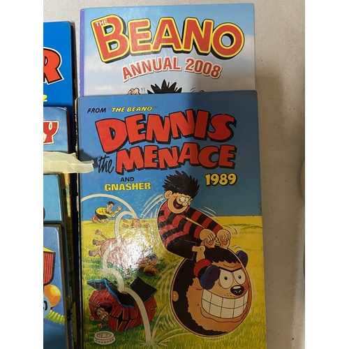 A COLLECTION OF ANNUALS TO INCLUDE THE BEANO, BEEZER, TOM AND JERRY, ETC