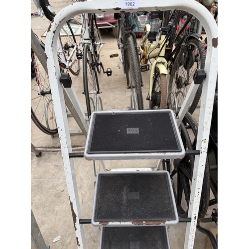 A BELDRAY FOUR RUNG ALUMINIUM STEP LADDER AND A FURTHER THREE RUNG NON ...