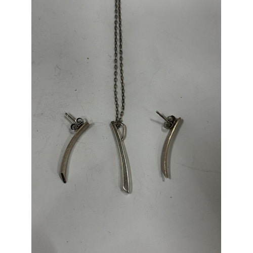 641 - A SILVER NECKLACE AND MATCHING EARRING SET