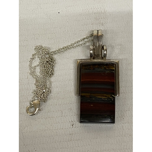 691 - A SILVER NECKLACE WITH OBLONG STONE PENDANT IN A PRESENTATION BOX