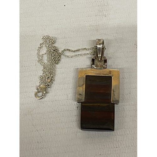 691 - A SILVER NECKLACE WITH OBLONG STONE PENDANT IN A PRESENTATION BOX