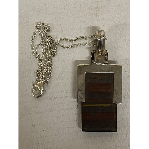 691 - A SILVER NECKLACE WITH OBLONG STONE PENDANT IN A PRESENTATION BOX