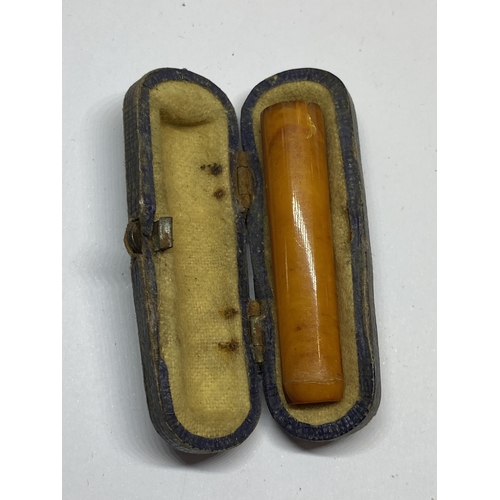 725 - A VINTAGE AMBER CHEROOT HOLDER IN ORIGINAL PRESENTATION CASE