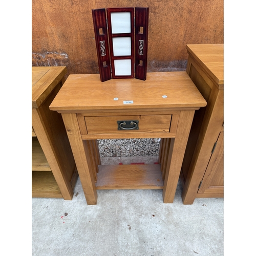 2519 - AN OAK SMALL SIDE TABLE WITH SINGLE DRAWER, 24