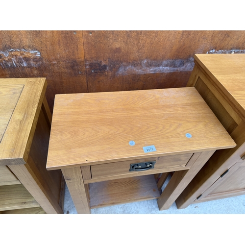 2519 - AN OAK SMALL SIDE TABLE WITH SINGLE DRAWER, 24