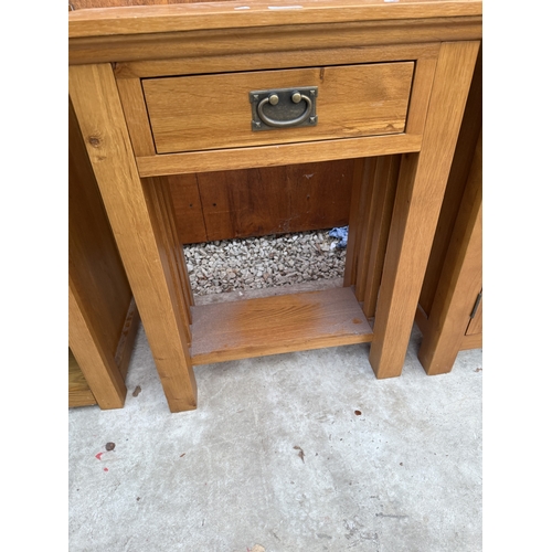2519 - AN OAK SMALL SIDE TABLE WITH SINGLE DRAWER, 24