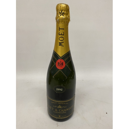 339 - A 1992 GREEN LABEL BOTTLE OF MOET & CHANDON BRUT IMPERIAL CHAMPAGNE