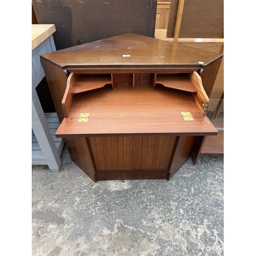 2575 - A G PLAN E GOMME CORNER BUREAU, 38.5