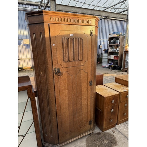 2580 - A MID 20TH CENTURY OAK HALL WARDROBE WITH LINEN FOLD DOOR AND INTERNAL MIRROR, 37.5