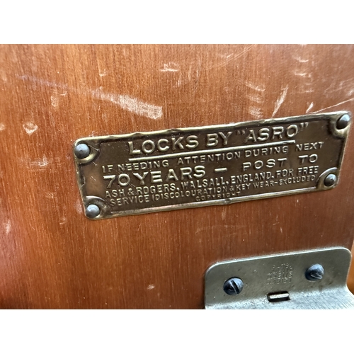 2580 - A MID 20TH CENTURY OAK HALL WARDROBE WITH LINEN FOLD DOOR AND INTERNAL MIRROR, 37.5