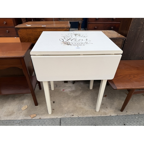 2594 - A WHITE PAINTED DROP LEAF TABLE, THE TOP WITH LETTERING 'LA VIE EST UNE FLEUE AMOUR'