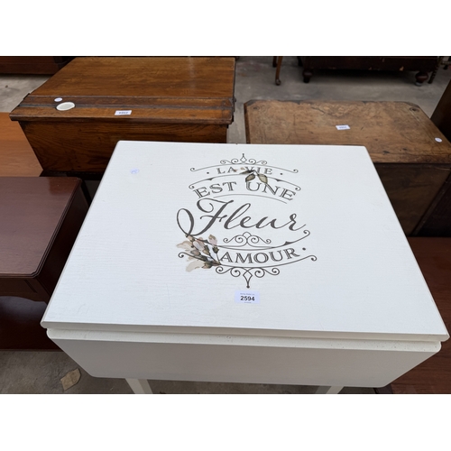 2594 - A WHITE PAINTED DROP LEAF TABLE, THE TOP WITH LETTERING 'LA VIE EST UNE FLEUE AMOUR'