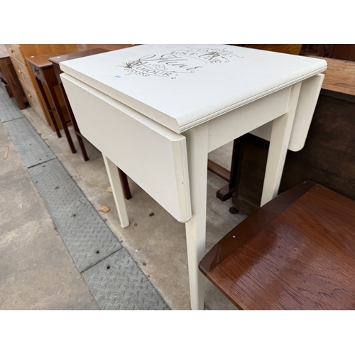 2594 - A WHITE PAINTED DROP LEAF TABLE, THE TOP WITH LETTERING 'LA VIE EST UNE FLEUE AMOUR'