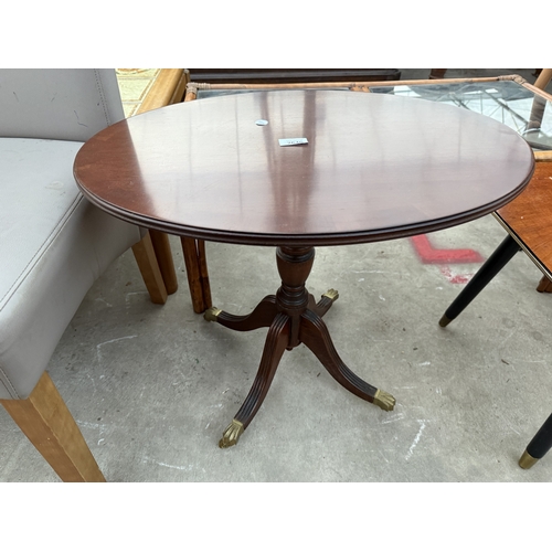 2640 - AN OVAL MAHOGANY OCCASIONAL TABLE