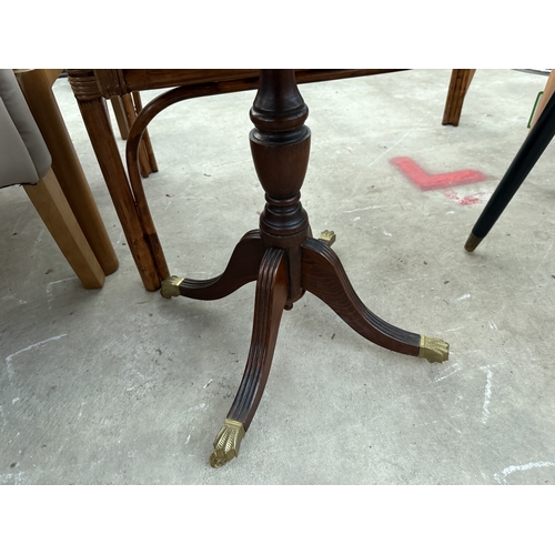 2640 - AN OVAL MAHOGANY OCCASIONAL TABLE